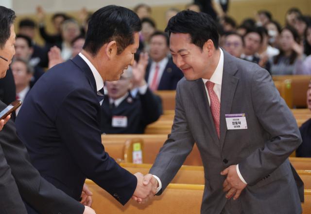 정청래 더불어민주당 대표왼쪽와 장동혁 국민의힘 대표가 5일 서울 영등포구 여의도순복음교회에서 열린 부활절 연합예배에 참석해 인사하고 있다 사진연합뉴스