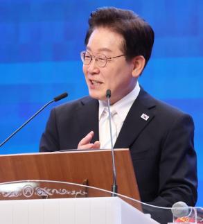 부활절 예배 참석한 李 중동 위기, 연대·협력으로 극복…국민 마음 하나로 모아야