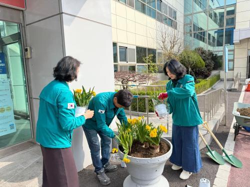  군포의왕, 식목일 맞아 전 직원 나무심기 행사 참여