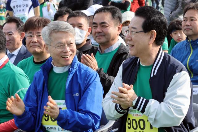 5일 광주 북구 전남대학교 종합운동장에서 열린 5·18 마라톤대회에서 민형배왼쪽 김영록 전남광주통합시장 예비후보가 참석해 박수를 치고 있다사진연합뉴스
