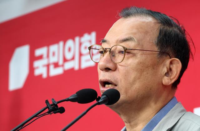 국민의힘 이정현 전 공천관리위원장이 지난달 31일 서울 영등포구 여의도 중앙당사에서 50만 이상 도시 경선 결과 발표를 하고 있다 사진연합뉴스