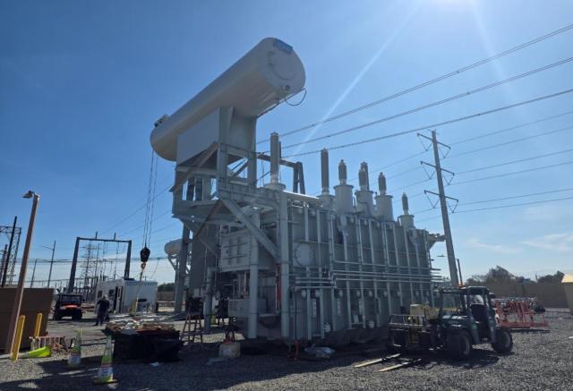 현장에 설치중인 245kV급 초고압 변압기 사진일진전기