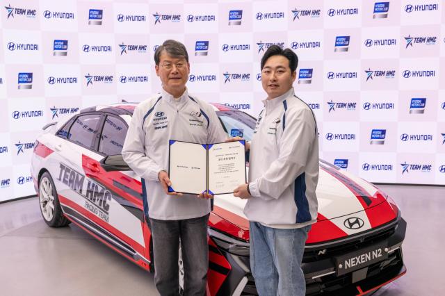 지난 3일금 UX 스튜디오 서울에서 열린 후원 협약식에서 윤효준 현대차 국내사업본부장왼쪽과 TEAM HMC 레이싱팀 김주현 단장이 기념촬영을 하는 모습 사진현대차