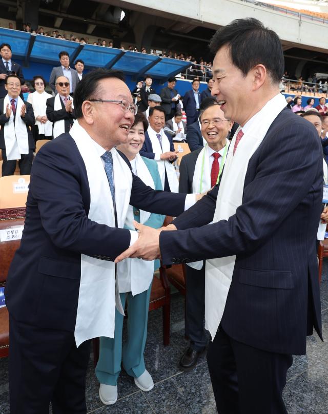 5일 오후 대구스타디움에서 열린 2026 대구 기독교 부활절 연합예배에서 유영하 국민의힘 대구시장 경선 후보오른쪽와 김부겸 더불어민주당 대구시장 후보가 악수하고 있다 사진연합뉴스