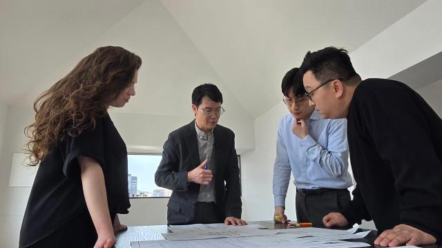 지난 3월 25일 서울의 한 스튜디오에서 앤드류 르엉ANDREW LUONG 에이럽ARUP 한국·타이완 그룹장왼쪽 두 번째이 DL이앤씨 직원 등과 압구정5구역 초고층 구조시스템에 대한 회의를 진행하고 있다 사진DL이앤씨 제공