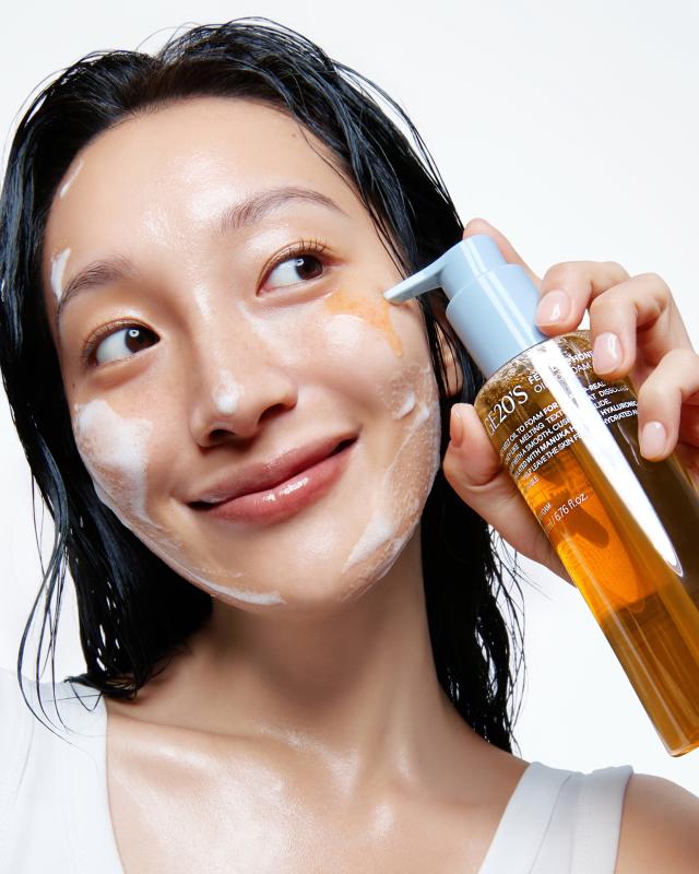 애경산업의 메이크업 브랜드 에이지투웨니스AGE20’S의 신제품 ‘필 라이크 허니 오일 투 폼 클렌저’ 사진애경산업