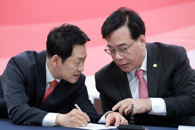 장동혁 국민의힘 대표왼쪽가 6일 인천 남동구 국민의힘 인천시당에서 열린 현장 최고위원회의에 참석해 송언석 원내대표와 대화하고 있다 사진연합뉴스