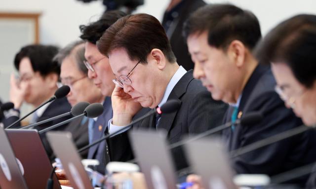 이재명 대통령이 6일 청와대에서 열린 국무회의 겸 비상경제점검회의에서 참석자 발언을 듣고 있다 사진연합뉴스