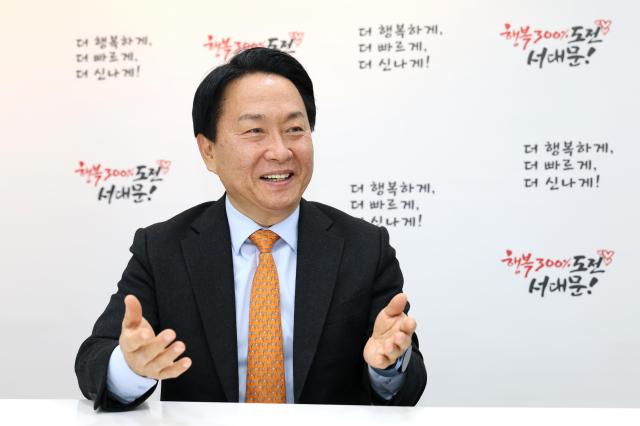 이성헌 서대문구청장이 서울시 25개 자치구 중 생활환경 만족도 부문 2년 연속 종합 1위를 차지한 요인에 대해 설명하고 있다 사진서대문구