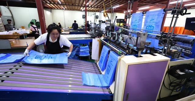 중동 전쟁 장기화로 나프타 등 원료 수급에 어려움을 겪고 있는 가운데 지난 2일 인천 미추홀구의 한 비닐봉투·종량제 봉투 제조 공장에서 종량제 봉투가 생산되고 있다 사진연합뉴스