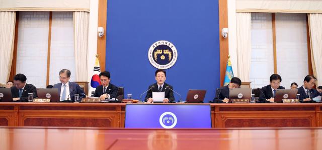 이재명 대통령이 6일 청와대에서 국무회의 겸 비상경제점검회의를 주재하고 있다사진청와대통신사진기자단