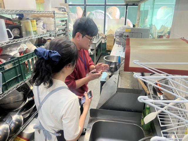 전라남도는 지역 관광지와 다중이용시설 음식점 405개소를 대상으로 도-시군 합동 위생점검을 실시한 결과 식품위생법을 위반한 음식점 등 21개소51를 적발했다사진전남도