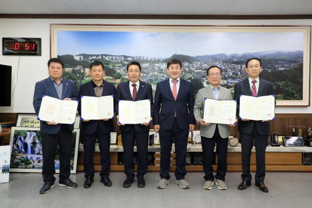 6일 의회에서 2025회계연도 결산검사위원 6명에게 위촉장을 수여하고 있다 사진삼척시의회