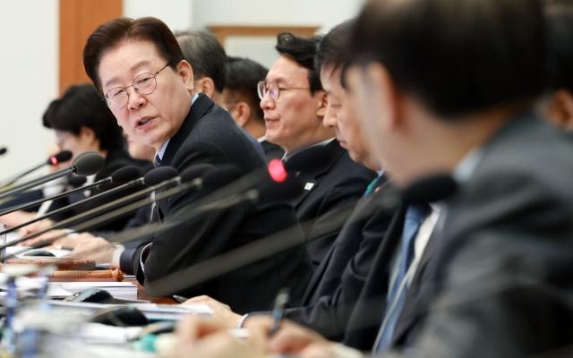 이재명 대통령이 6일 청와대에서 열린 국무회의 겸 비상경제점검회의에서 김윤덕 국토부 장관에게 질문하고 있다 사진연합뉴스