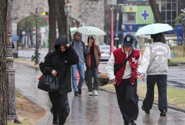 Spring rain falls on the campus of Kyung Hee University in Dongdaemun District Seoul on April 6 2026 AJP Yoo Na-hyun 20260406