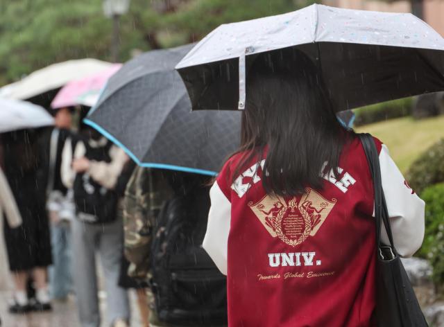 Spring rain falls on the campus of Kyung Hee University in Dongdaemun District Seoul on April 6 2026 AJP Yoo Na-hyun 20260406
