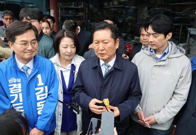 정청래 더불어민주당  대표와 경기도지사 예비후보들이 6일 경기 수원시 못골시장을 방문 백브리핑하고 있다 사진연합뉴스