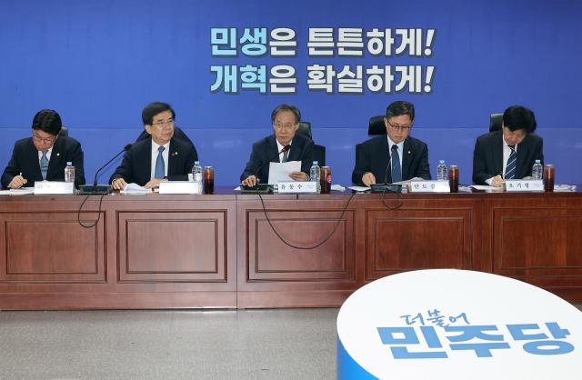 Rep Yoo Dong-soo chair of the special committee on economic response to the Middle East war speaks during the committee’s second meeting at the National Assembly Members’ Office Building on April 6 2026 Yonhap 