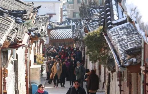 外国游客涌入北村韩屋村 钟路便利店销售额翻近3倍