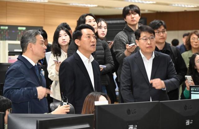 오세훈 서울시장이 6일 성동구 서울교통공사 제2관제센터를 방문해 무선통신 기반 열차제어시스템CBTC 도입 준비 상황을 점검하고 도시기반시설의 고도화와 효율적인 운영으로 일상 속 혁신을 만들어가겠다고 밝혔다 