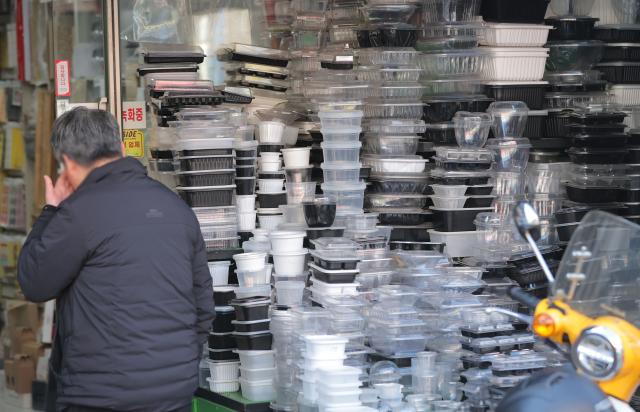 중동전쟁으로 플라스틱과 비닐 등 포장재 원료인 나프타 가격이 상승하는 가운데 31일 서울 중구 방산시장의 포장재 판매 점포를 찾은 한 시민이 제품을 둘러보고 있다 사진연합뉴스