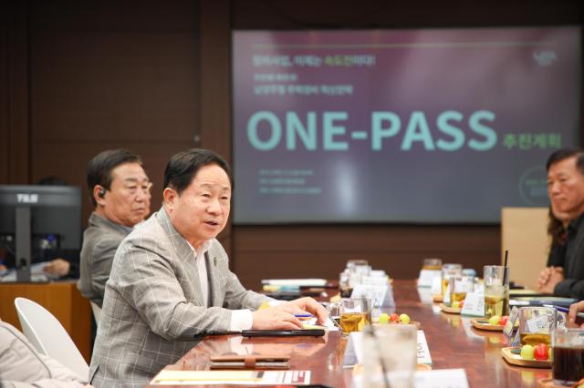 주광덕 시장이 3일 시청 목민방에서 관내 재개발·재건축 정비사업 조합장 및 추진위원장들과 간담회를 진행하고 있다 사진남양주시