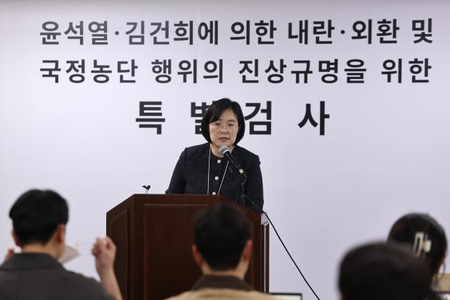 권창영 2차 종합특별검사팀 김지미 특검보가 지난달 30일 과천 특검사무실에서 수사 관련 사항을 브리핑하고 있다 사진연합뉴스
