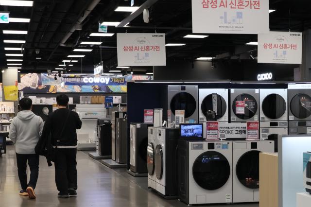 지난 3일 서울 시내 대형마트 가전제품 판매대 모습 사진연합뉴스