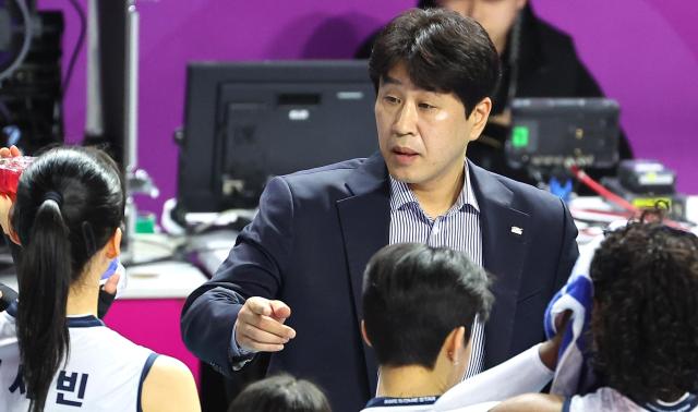 In a match on the 13th at Samsan World Gymnasium in Incheon, Korea Expressway Corp. coach Kim Jong-min gives instructions during a V-League women's game against Heungkuk Life. (Yonhap)