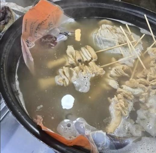 어묵 국물에 순대 봉지째 넣었다…부산 연제고분축제 위생 논란