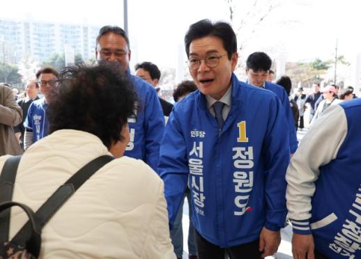 정원오 외유출장·굿당후원 의혹 논란…성동구 사실과 달라 
