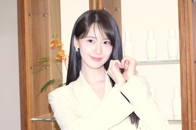 Girls Generation members shine in all-white suits