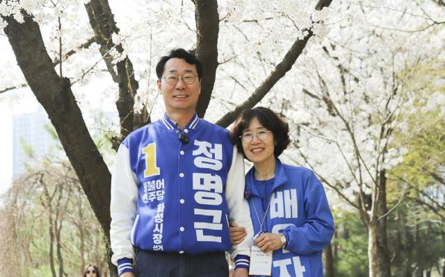 정명근 예비후보왼쪽와 이선희 여사 사진정명근 화성시장 예비후보