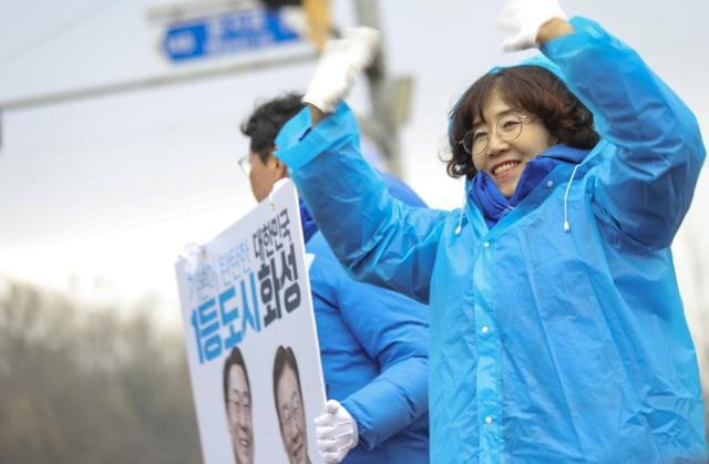 시민들에게 인사를 하는 이선희 여사 사진