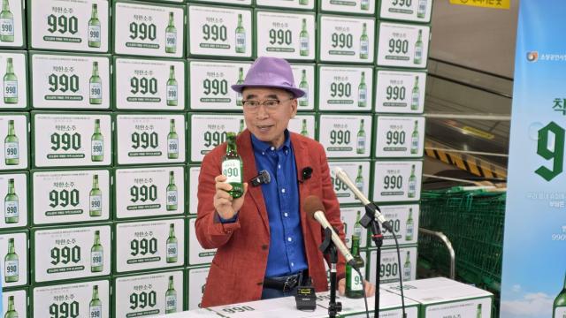 조웅래 선양소주 회장이 6일 서울 송파구 가락몰 다농마트에서 진행된 착한소주 990 출시기념 행사에서 발언하고 있다 사진김현아 기자