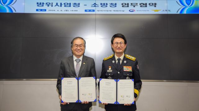 이용철 방위사업청장왼쪽과 김승룡 소방청장이 6일 정부과천청사에서 개최된 방사청-소방청 업무협약식에서 기념촬영을 하고 있다 사진방위사업청
