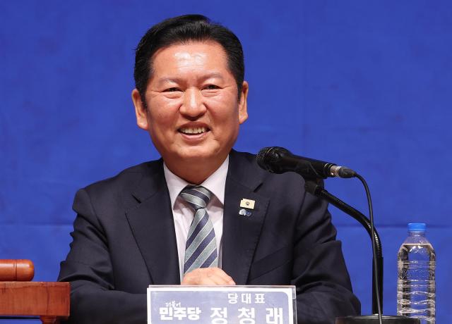 6일 경기도 수원시 경기아트센터에서 열린 더불어민주당 현장최고위원회의에서 정청래 대표가 미소를 짓고 있다 사진연합뉴스