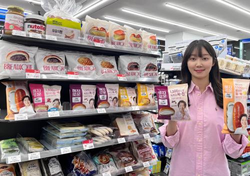 모델이 1500원 균일가 혜자로운 디저트 시리즈 상품을 들고 포즈를 취하고 있다 사진GS25