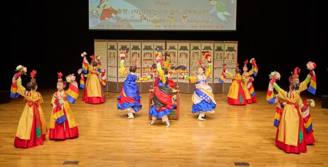 영재한음회 최다 출연자 박하현 영재를 비롯한 ‘화동정재예술단’이 5일 서울 남산국악당 크라운해태홀에 열린 제300회 영재한음회 특별 공연에서 무고를 공연하고 있다 사진크라운해태