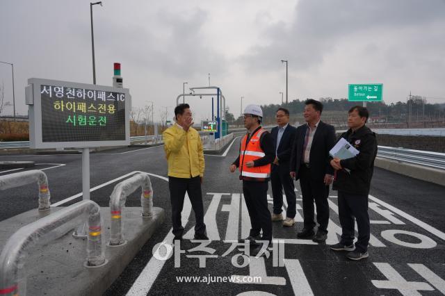 영천시 관계자들이 오는 30일 개통하는 서영천 하이패스IC 공사 현장 마무리 점검을 하고 있다사진영천시