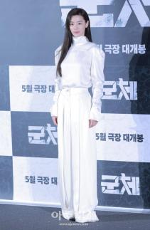 [포토] 포즈 취하는 전지현 (군체 제작보고회)