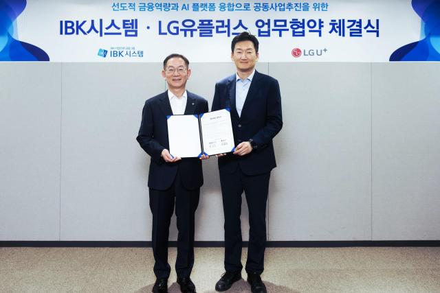 지난 6일 서울 중구 IBK시스템 본사에서 열린 업무협약식에서 권용현 LG유플러스 엔터프라이즈부문장오른쪽과 현권익 IBK시스템 대표이사왼쪽가 기념 촬영을 하고 있다 사진LG유플러스