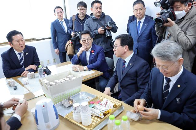 정청래대표와 박지원 의원이 5일 광주 동구 남동성당에서 신정훈·민형배 전남광주통합시장 예비후보들과 이야기를 나누고 있다 사진연합뉴스