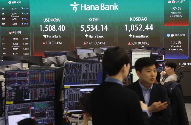 7일 오전 서울 중구 하나은행 딜링룸 현황판에 환율과 주가지수가 표시돼 있다 사진연합뉴스