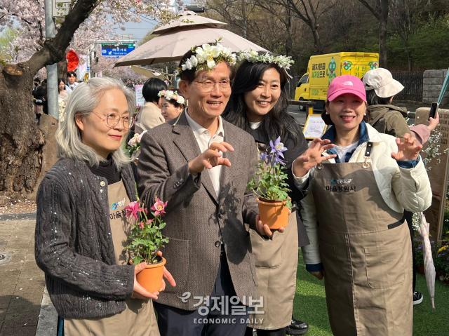 김문수 전 고용노동부 장관이 6일 여의도 윤중로에서 시민들과 함께 벚꽃길을 걸으며 소통에 나섰다.