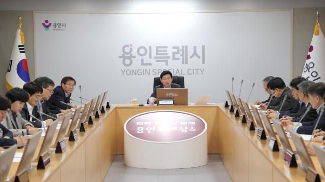 이상일 시장이 간부회의를 주재하고 있다사진용인시