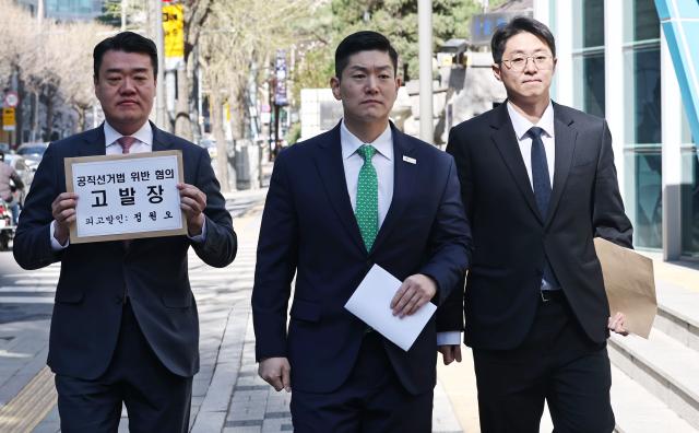 김재섭 국민의힘 의원가운데이 7일 종로구 서울경찰청 앞에서 정원오 더불어민주당 서울시장 예비후보에 대한 공직선거법 위반 관련 고발장 접수를 위해 민원실로 향하고 있다 사진연합뉴스