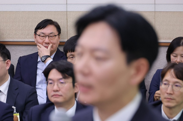 이화영 전 경기도 평화부지사가 지난 2025년 10 23일 국회 법제사법위원회 전체회의에서 의원 질의에 답변하는 박상용 당시 법무연수원 교수의 발언을 듣고 있다 사진연합뉴스