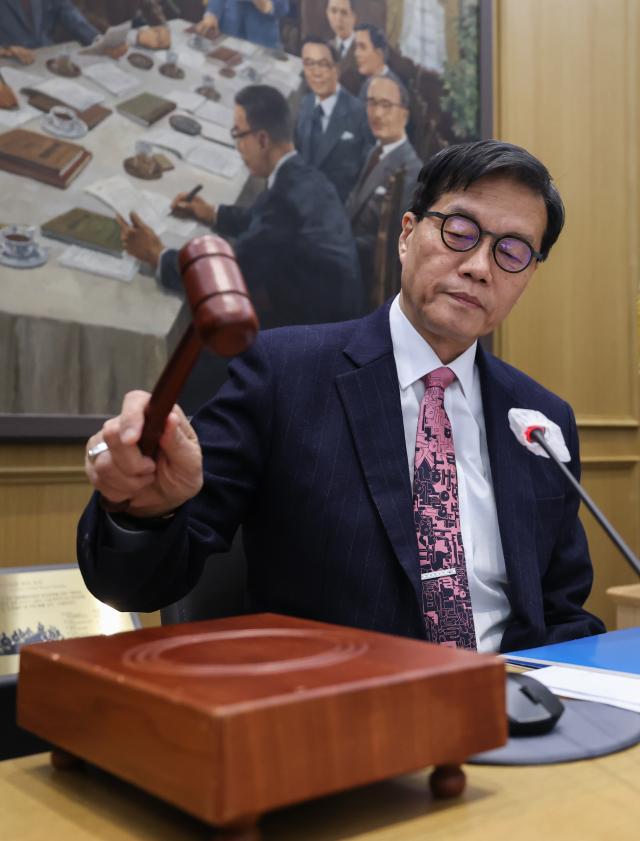 이창용 한국은행 총재가 지난 2월 26일 서울 중구 한국은행 본관에서 열린 금융통화위원회 본회의에서 의사봉을 두드리고 있다사진연합뉴스