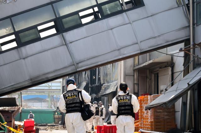 23일 오전 74명의 사상자가 발생한 대전 대덕구 안전공업에서 화재 원인 등을 규명하기 위한 합동감식이 진행되고 있다 사진연합뉴스